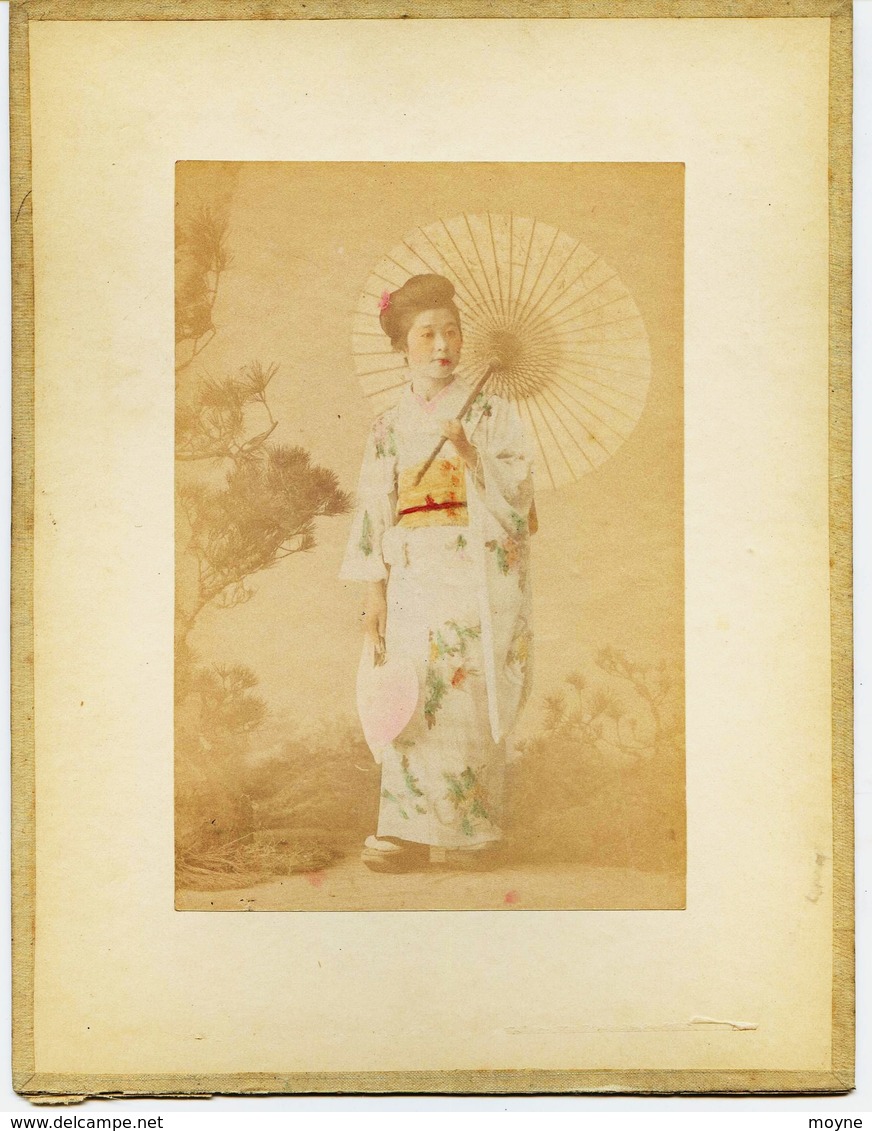 2 Photos Du Japon - XIXéme Sur Papier Albuminé  - 1) CHRYSANTERIUM AT TOKIO - 2) JAPONAISE A L'OMBRELLE - Anciennes (Av. 1900)