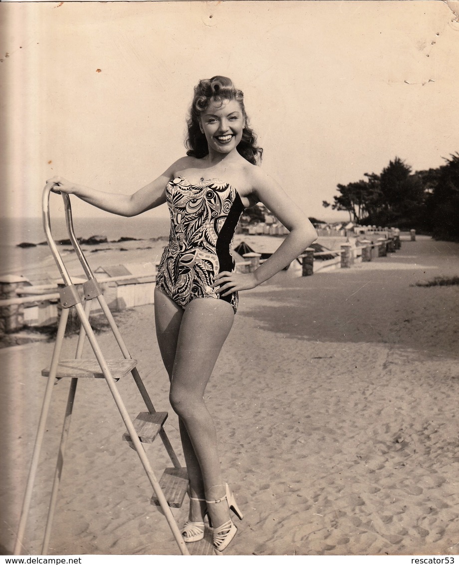 Rare Photo Originale Pin-up Actrice Sur Plage En Maillot Claudine Dupuis Années 50  Format 23.5 X 25.5 Cm - Pin-up