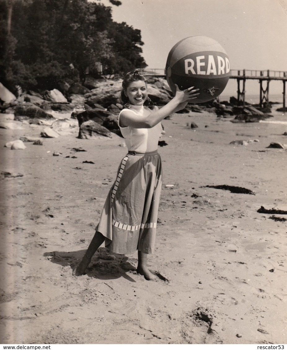 Rare Photo Originale Pin-up Actrice Sur Plage  Claudine Dupuis Années 50  Format 23.5 X 25.5 Cm - Pin-up