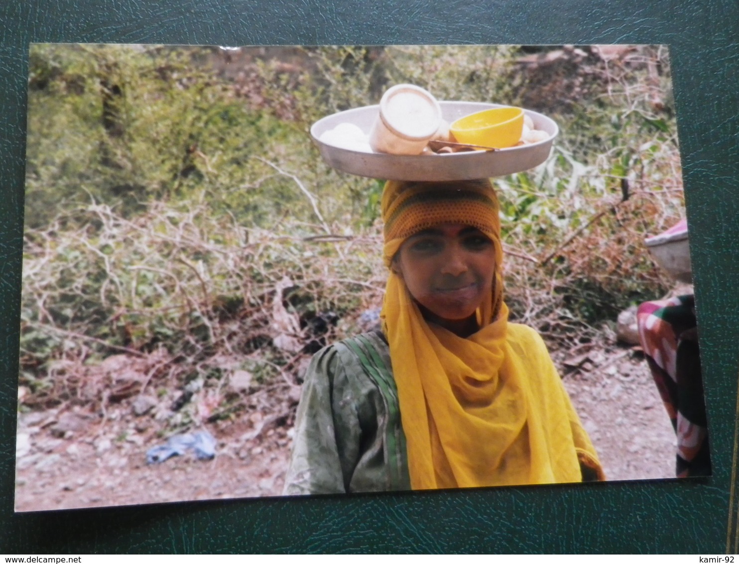 Yemen  Jeune Fille Au Plateau   Photo Originale 1998      14 X 9.5 - Autres & Non Classés