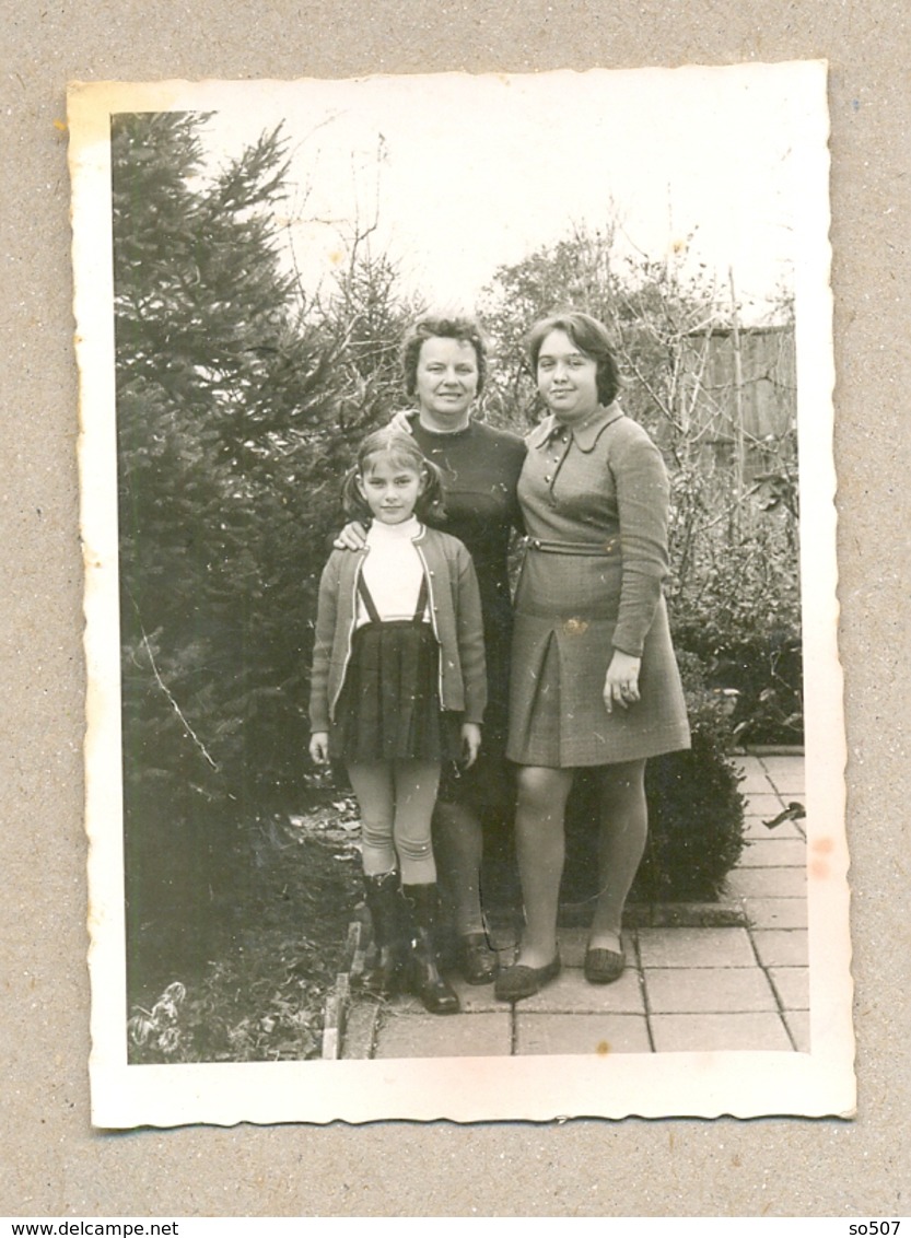 W20-Vintage Photo Snapshot-Two Fat Woman Standing With Girl In Dress And Pigtail,ponytail - Persone Anonimi