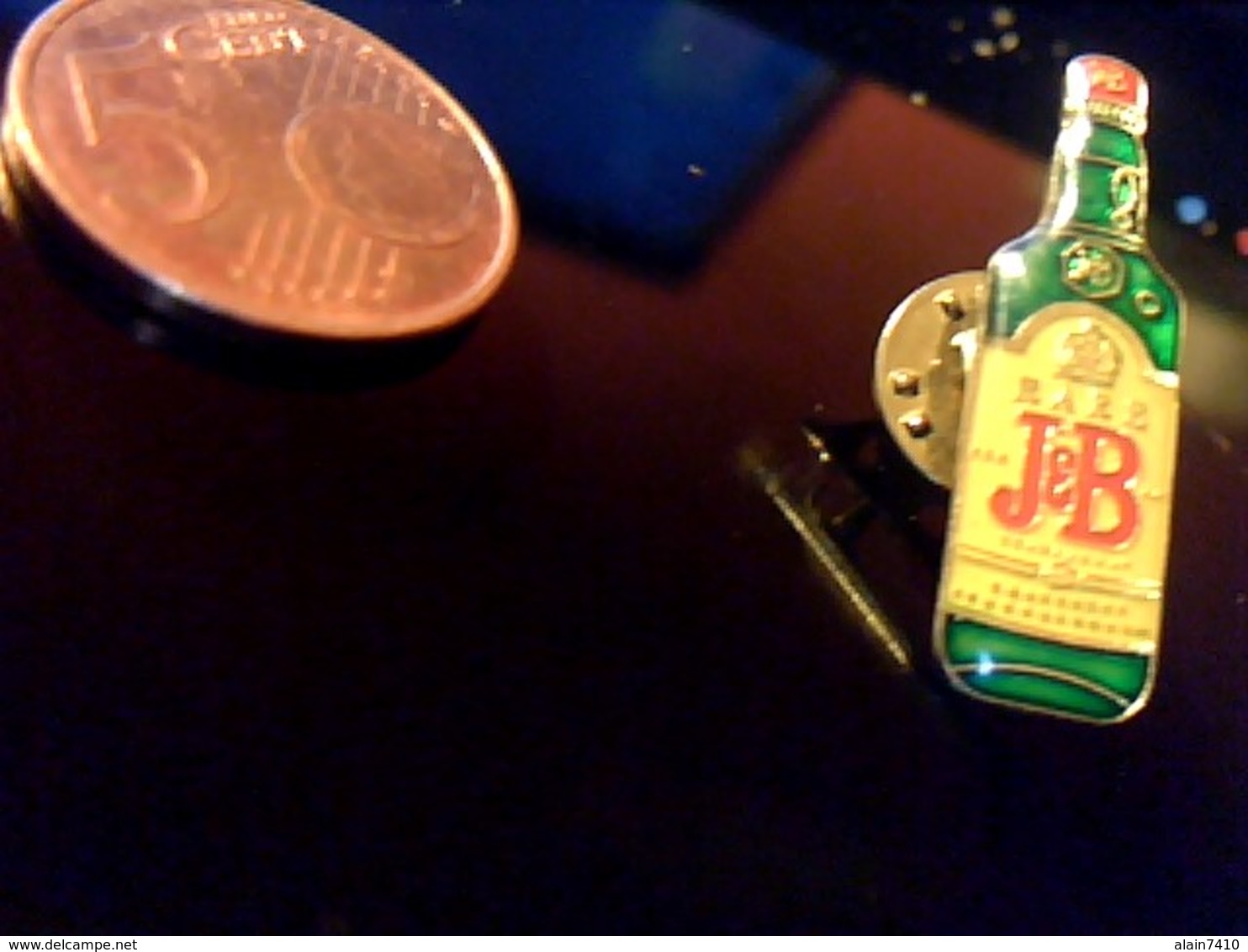 Pin's Publicitaire  En Metal   Avec Fermoir Alcool Ancien Logo " WISKY J B " - Boissons