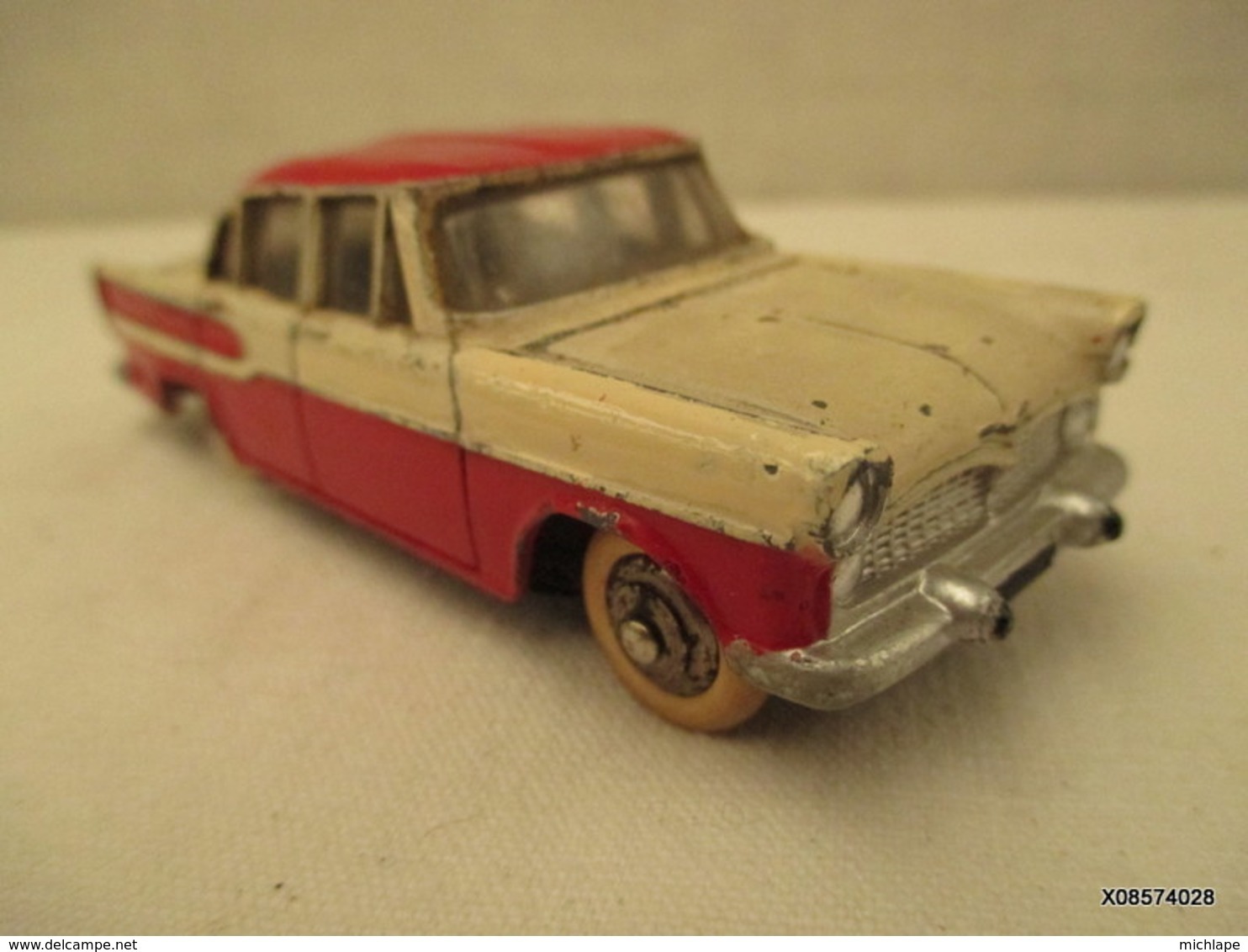 VOITURE - MINIATURE - 1/43 Em  DINKY TOYS - SIMCA CHAMBORD Peinture Rouge  Et Jaune     - - Jouets Anciens