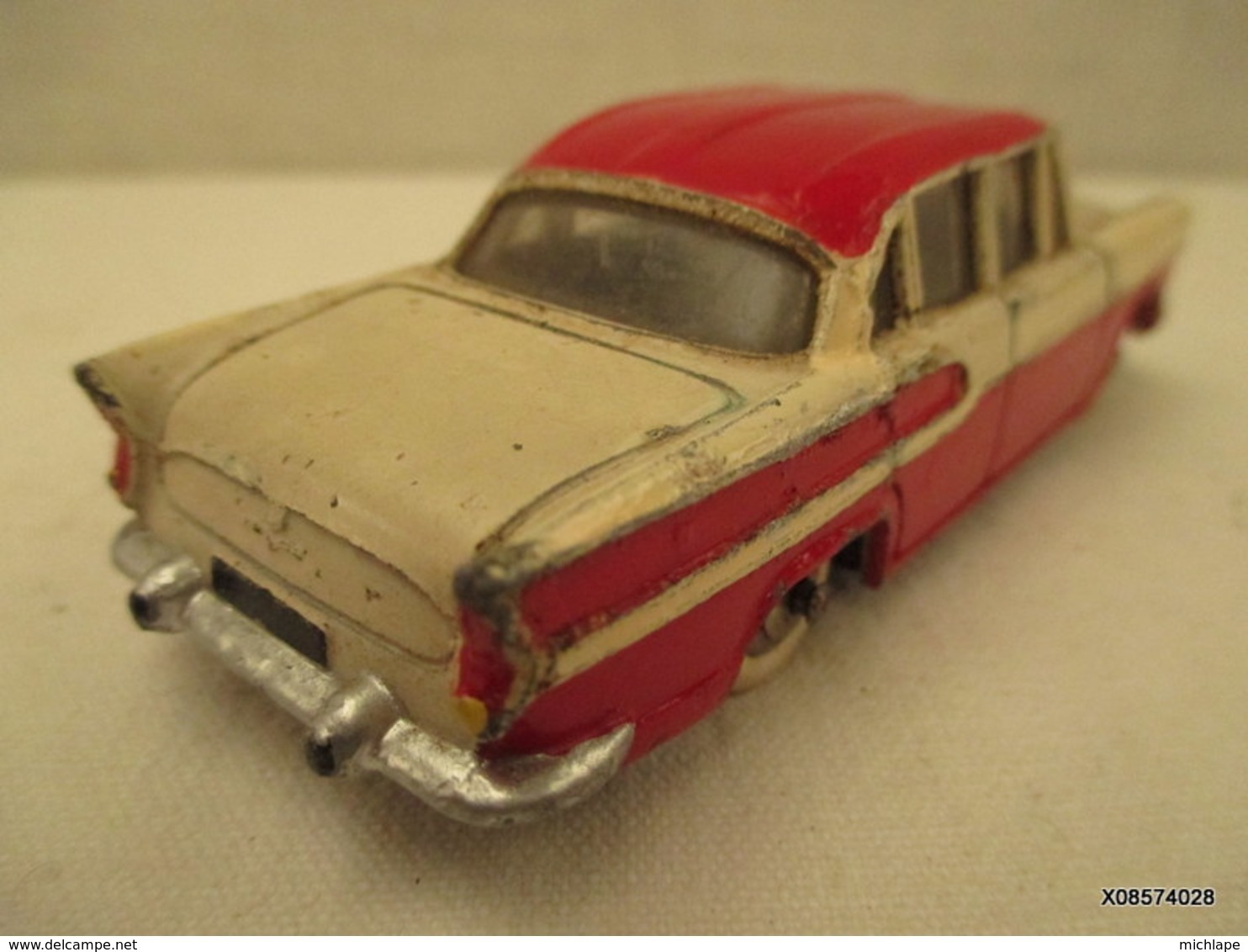 VOITURE - MINIATURE - 1/43 Em  DINKY TOYS - SIMCA CHAMBORD Peinture Rouge  Et Jaune     - - Jouets Anciens