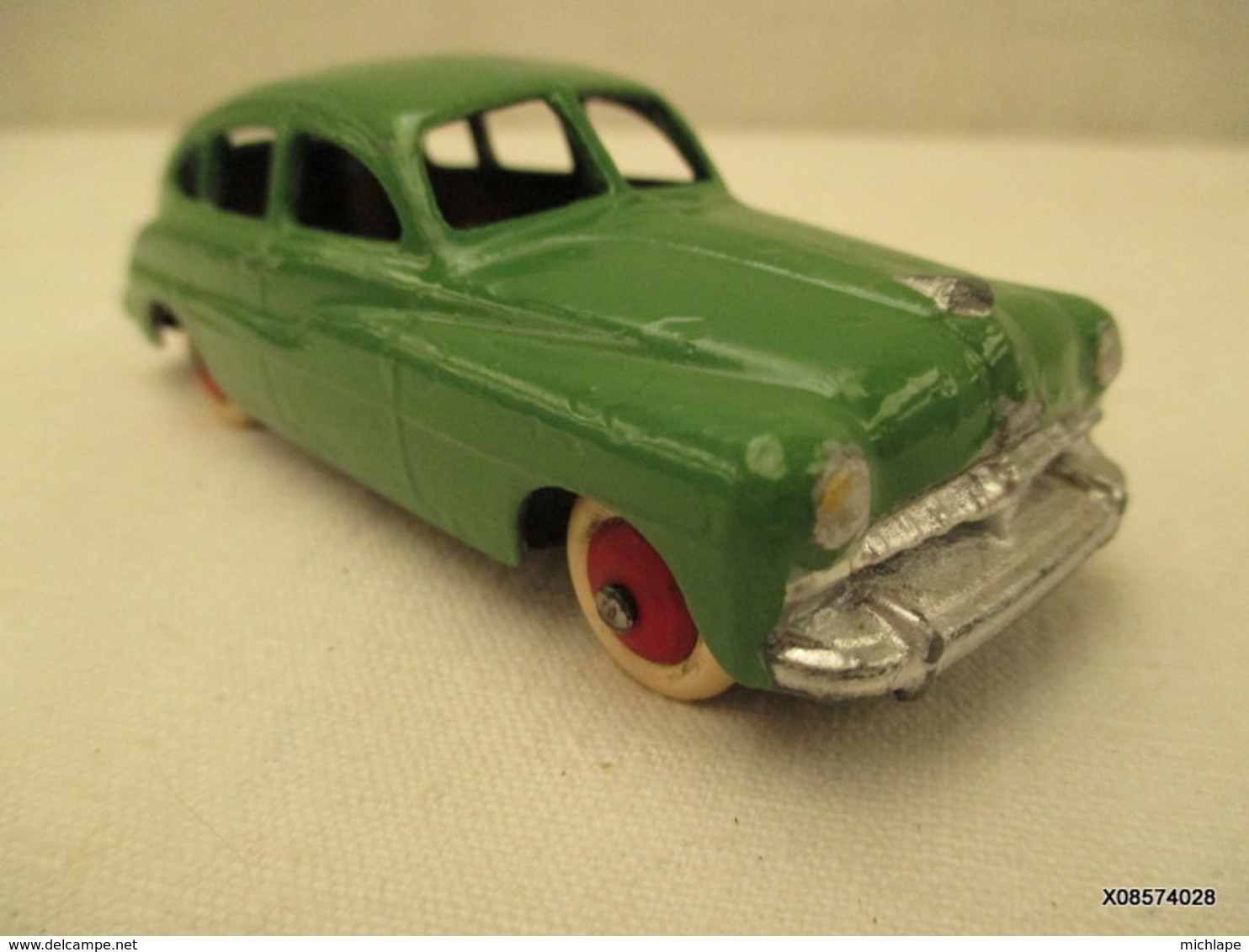 VOITURE - MINIATURE - 1/43 Em  DINKY TOYS - FORD Vedette  Peinture Verte    - - Jouets Anciens