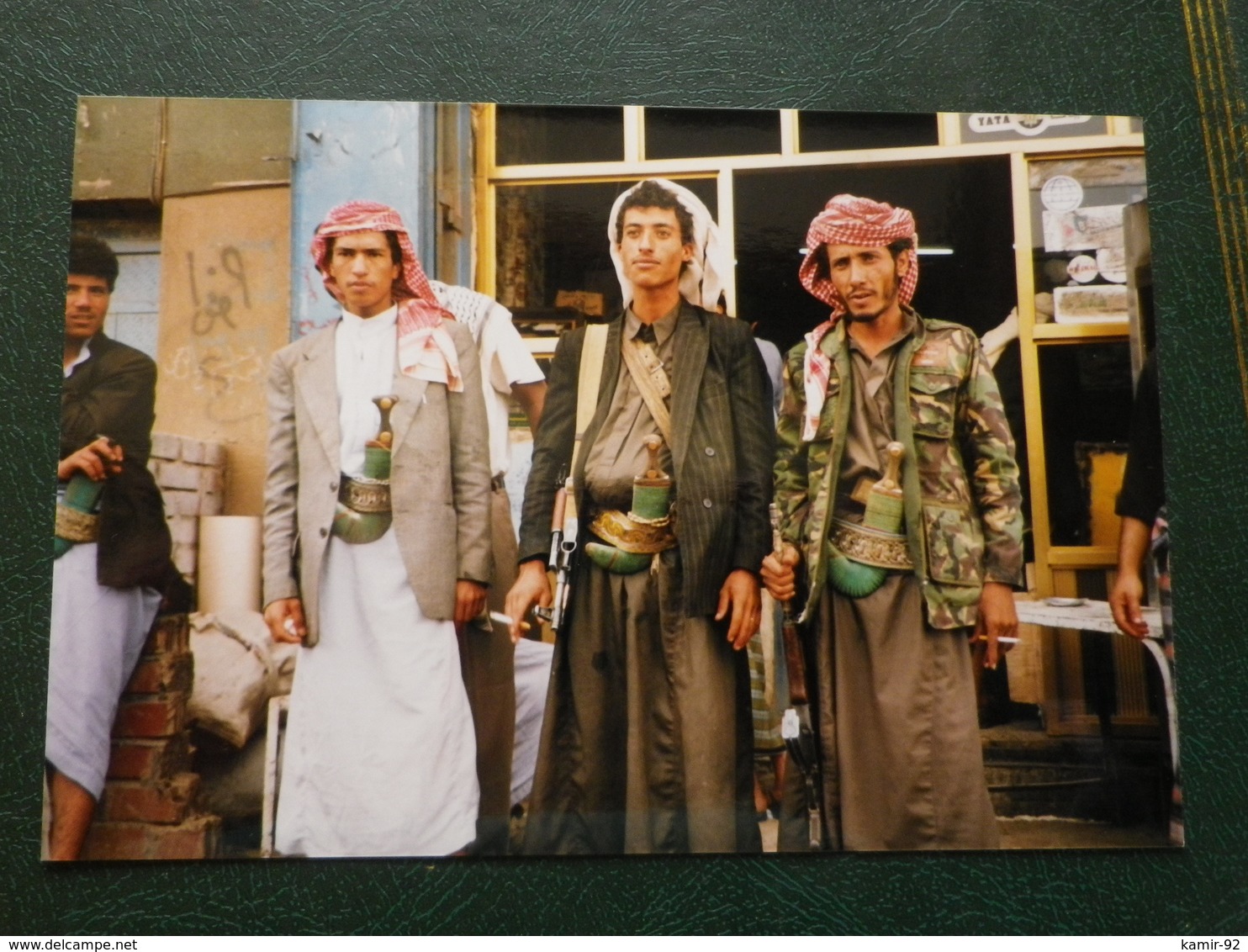 Yemen   Hommes En Costume Traditionnel    Photo Originale 1998      14 X 9.5 - Personnes Anonymes