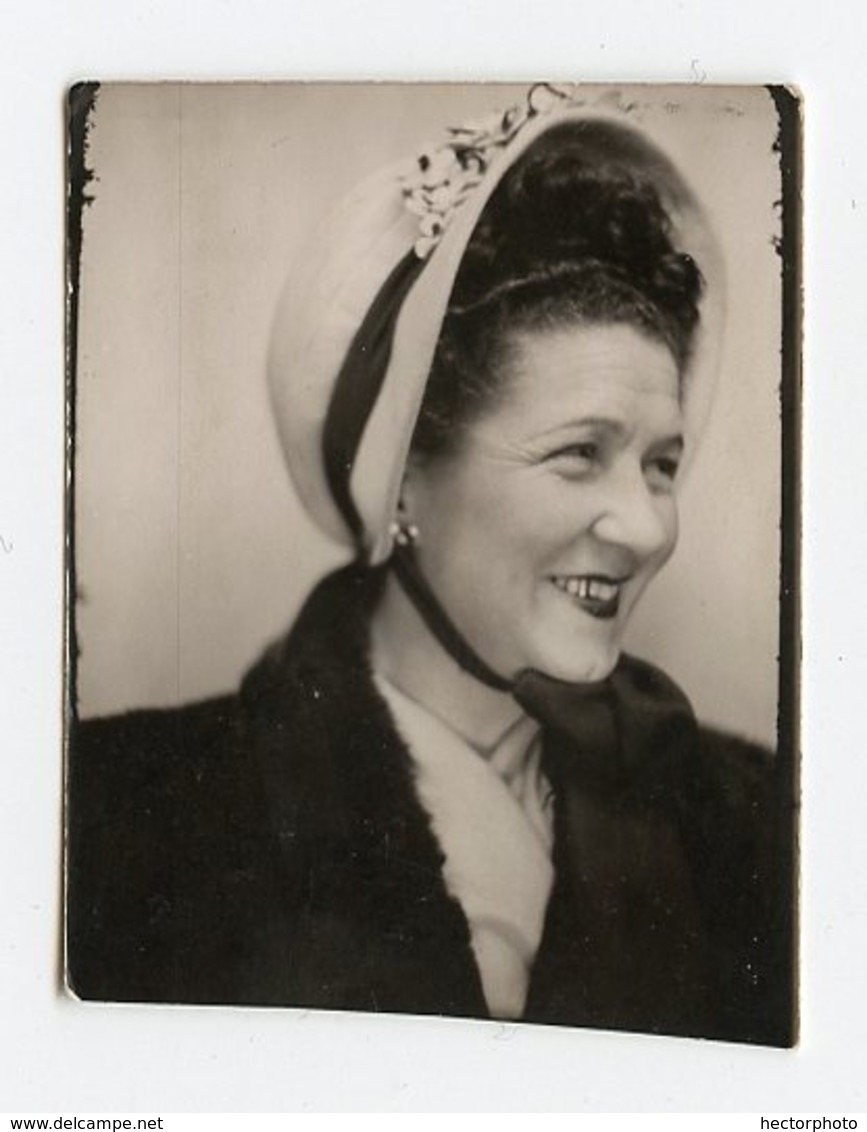 Photomaton Photobooth Fille Femme Profil 3/4 Photo Identité  Chapeau Hat Smiling Sourire Teeth Dent - Personnes Anonymes