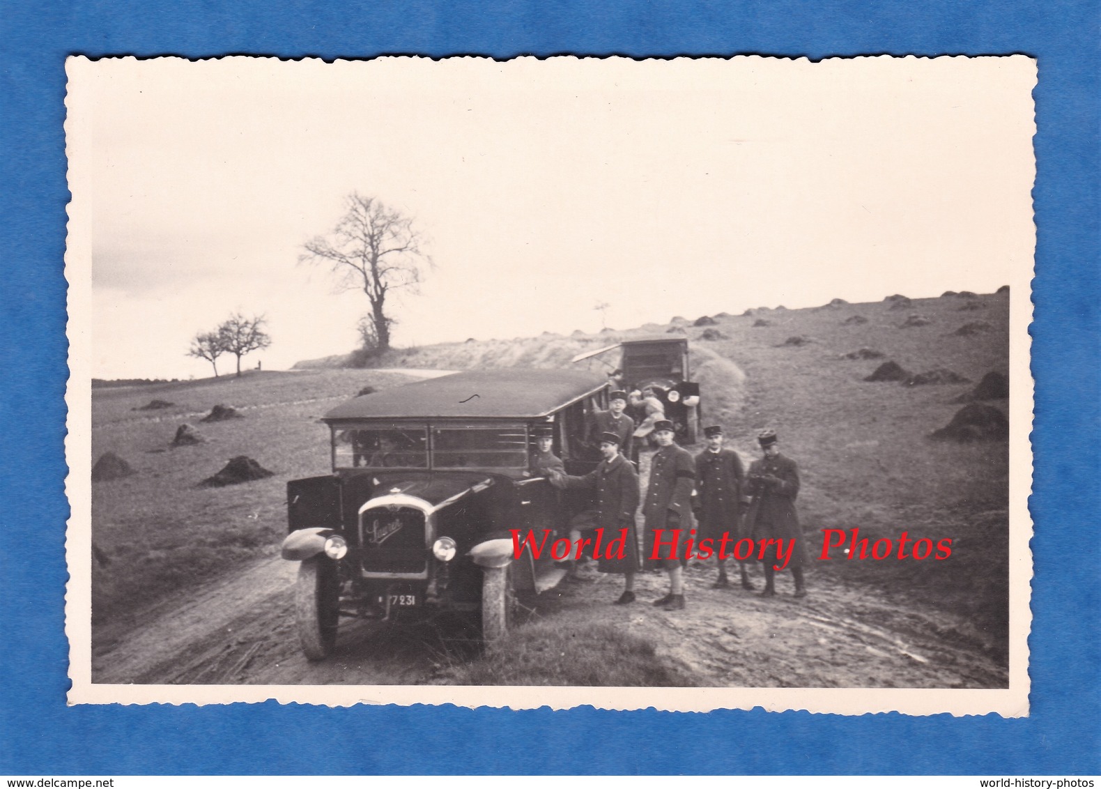 Photo Ancienne - à Situer - Groupe D'élève Officier Montant Dans Un Autocar SAURER - Autobus - Automobiles