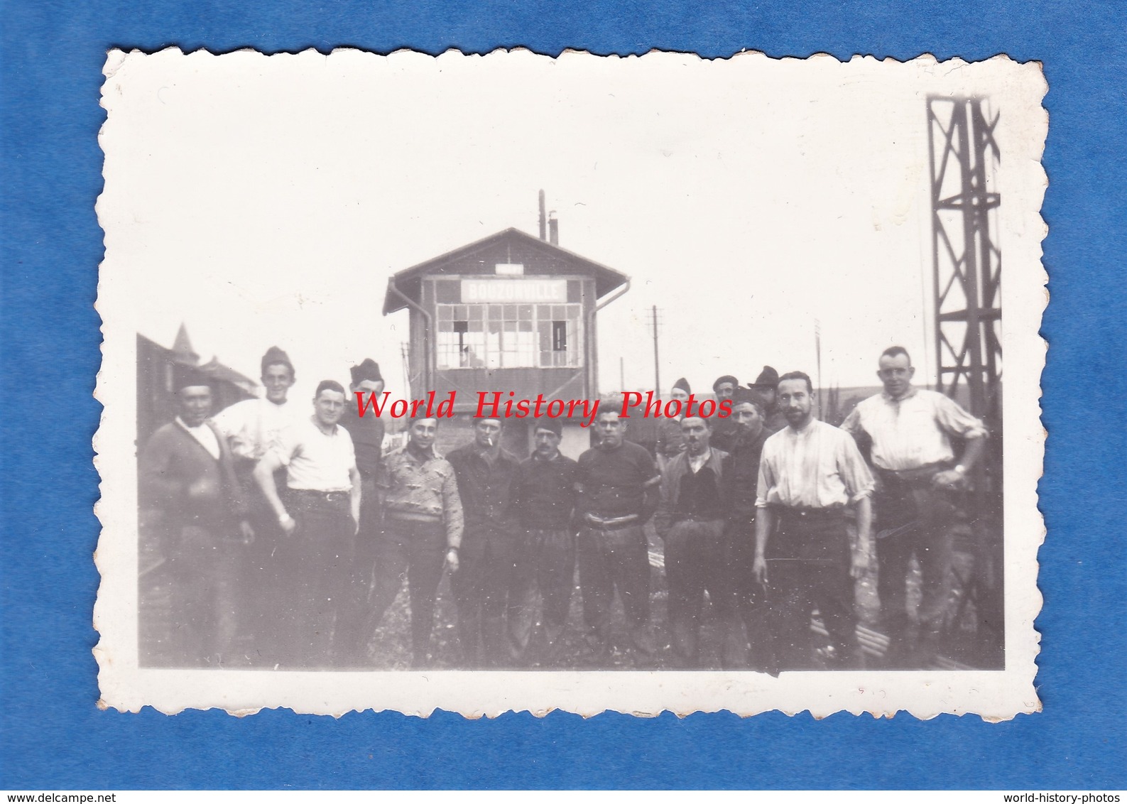 Photo Ancienne - BOUZONVILLE ( Moselle ) - Portrait De Soldat Ou Cheminot à La Gare - Vers 1939 1940 WW2 - Guerre, Militaire