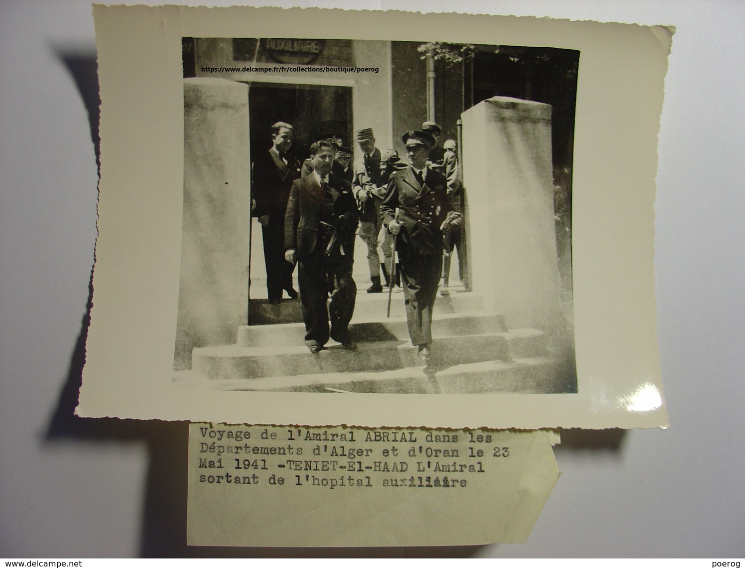 PHOTO 23 MAI 1941 - ALGERIE AMIRAL ABRIAL SORTANT DE L' HOPITAL AUXILIAIRE TENIET EL HAAD - 18X13 Pétain Propagande - Lieux