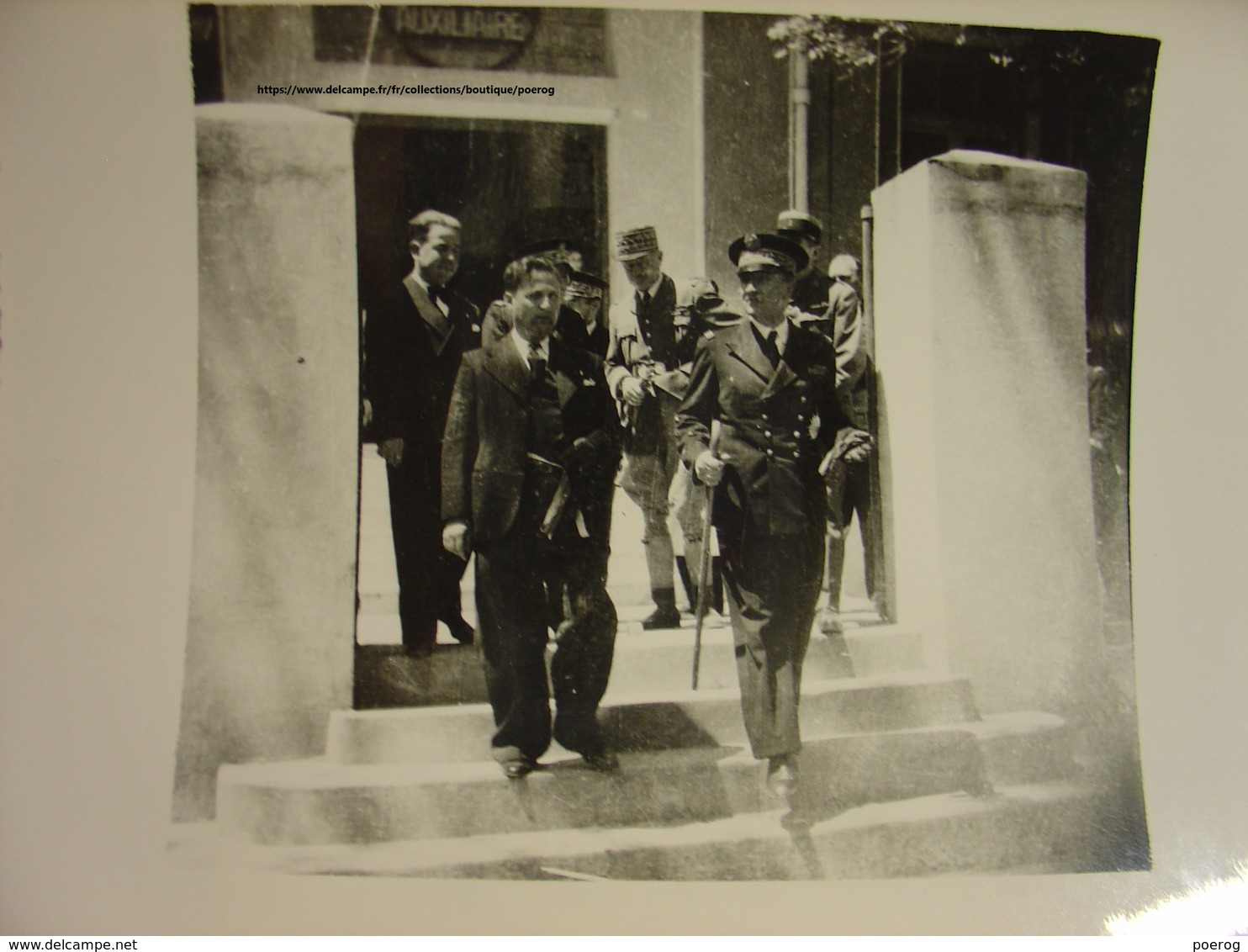 PHOTO 23 MAI 1941 - ALGERIE AMIRAL ABRIAL SORTANT DE L' HOPITAL AUXILIAIRE TENIET EL HAAD - 18X13 Pétain Propagande - Lieux