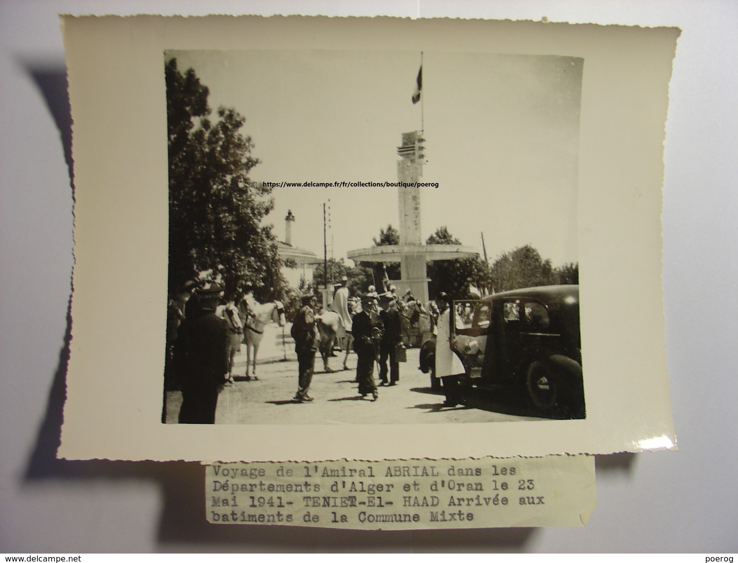 PHOTO 23 MAI 1941 - ALGERIE AMIRAL ABRIAL SORTANT DE L' HOPITAL AUXILIAIRE TENIET EL HAAD - 18X13 Pétain Propagande - Lieux