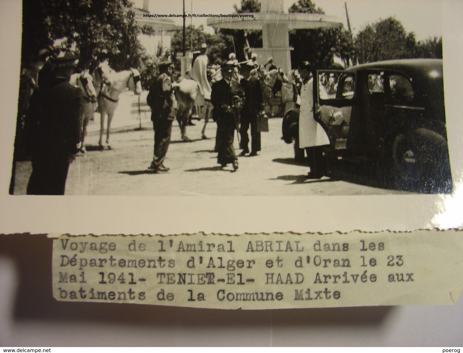 PHOTO 23 MAI 1941 - ALGERIE AMIRAL ABRIAL SORTANT DE L' HOPITAL AUXILIAIRE TENIET EL HAAD - 18X13 Pétain Propagande - Lieux