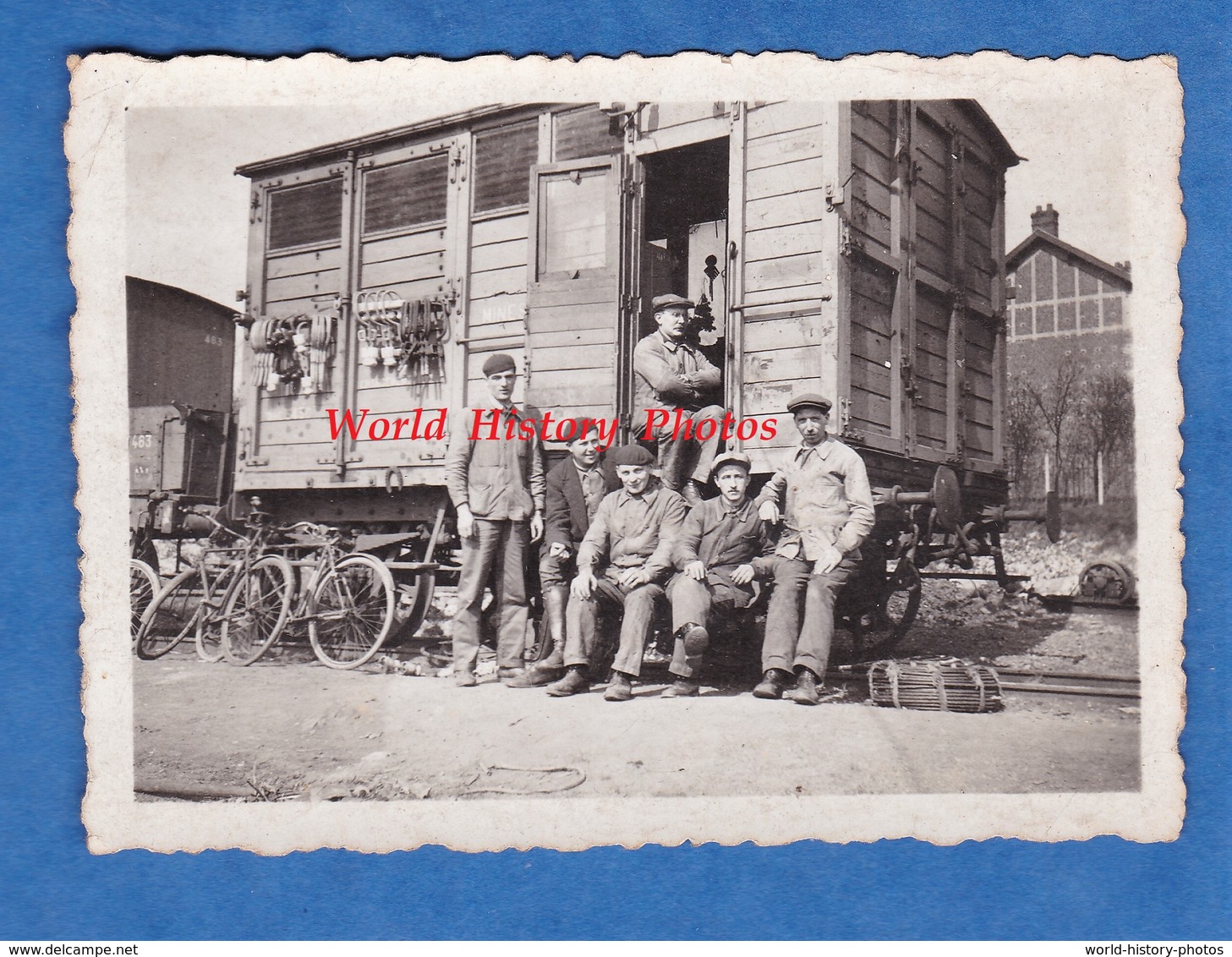 Photo Ancienne - Gare à Situer - Portrait D' Ouvrier Cheminot - Voir Outil Matériel Wagon Chemin De Fer Train Bahn Rail - Trains