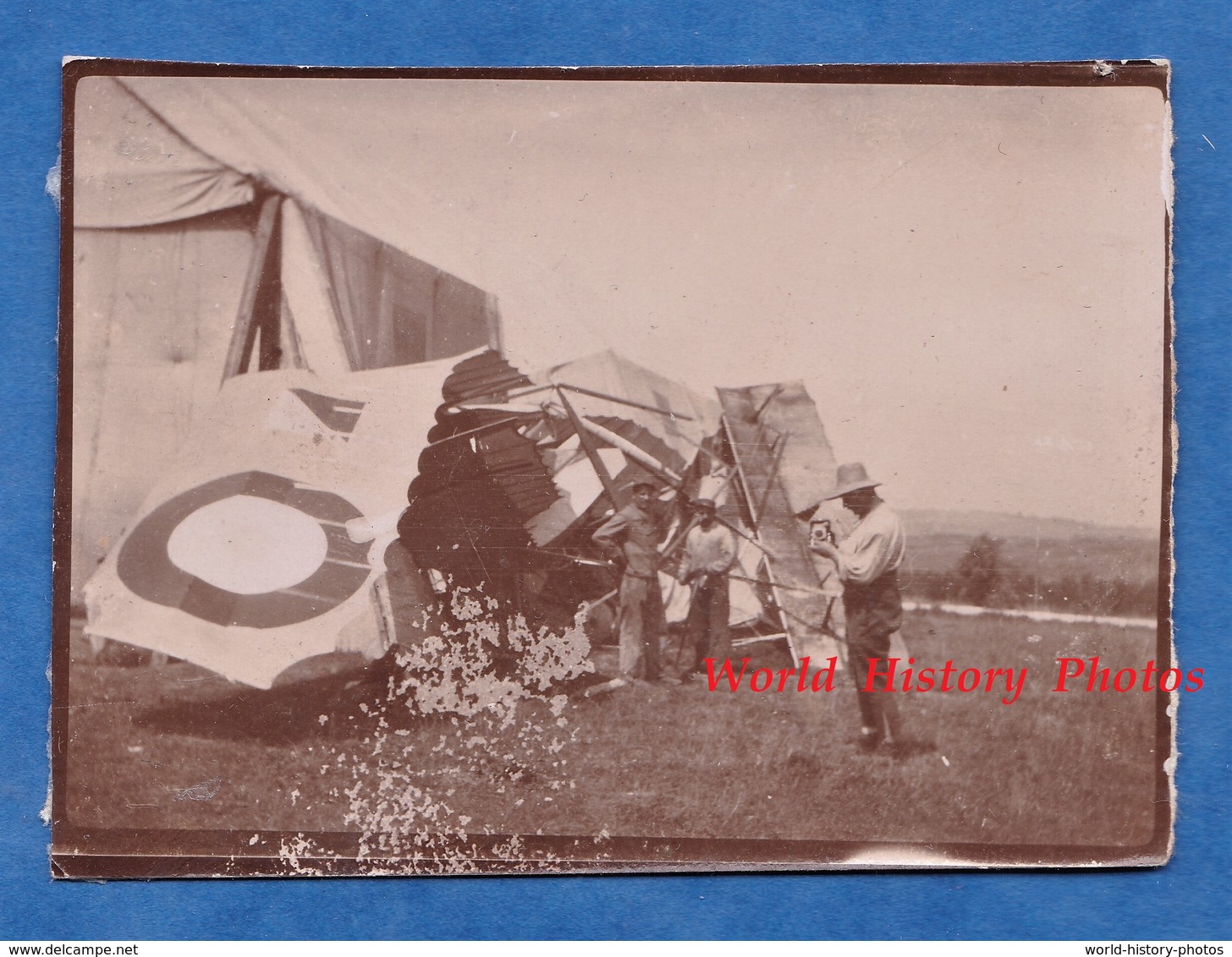 Photo Ancienne D'un Poilu - Aérodrome à Situer - Accident D' Avion & Homme Avec Appareil Photographique - Escadrille WW1 - Aviation