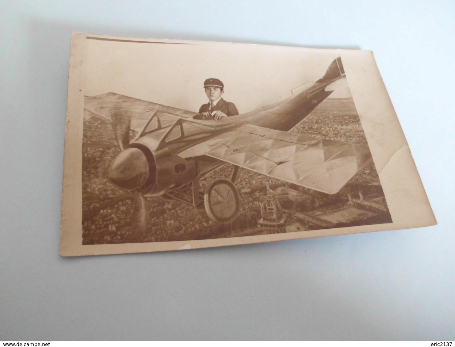 BELLE ILLUSTRATION ...FANTAISIE ...MONTAGE JEUNE GARCON EN AVION ... - 1900-1949