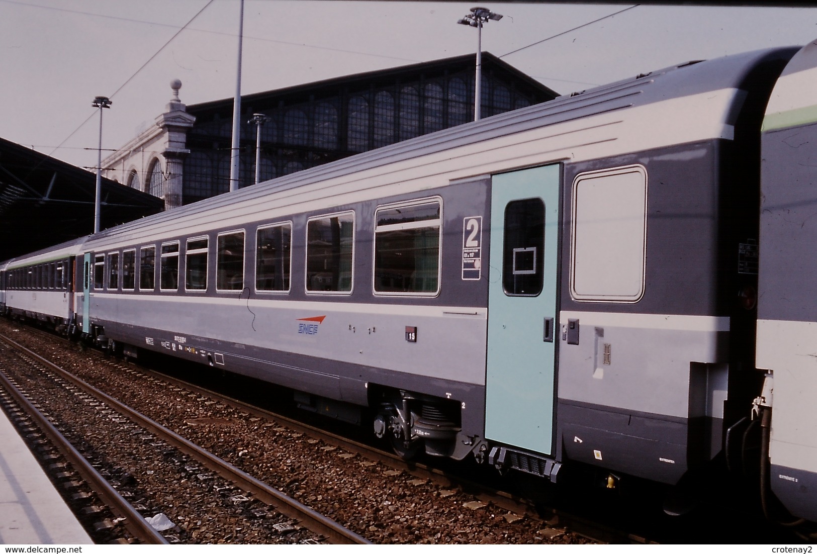 Photo Diapo Diapositive Slide Train Wagon Voiture Voyageurs SNCF De 2ème Classe Le 06/08/2000 VOIR ZOOM - Diapositives