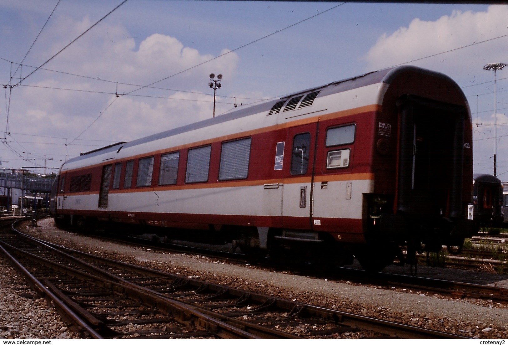 Photo Diapo Diapositive Slide Train Wagon Loco Locomotive Fourgon SNCF Pour Train De Voyageurs Le 05/08/2000 VOIR ZOOM - Dias