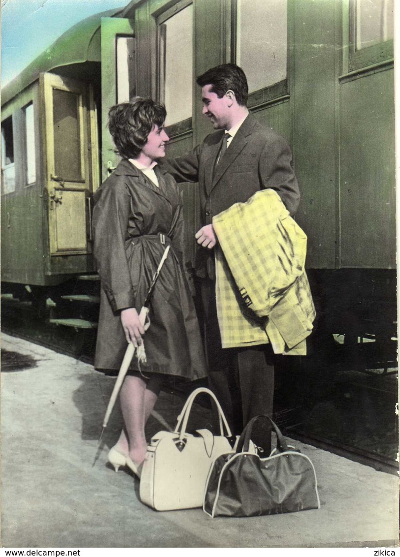 Couples And Train - Koppels