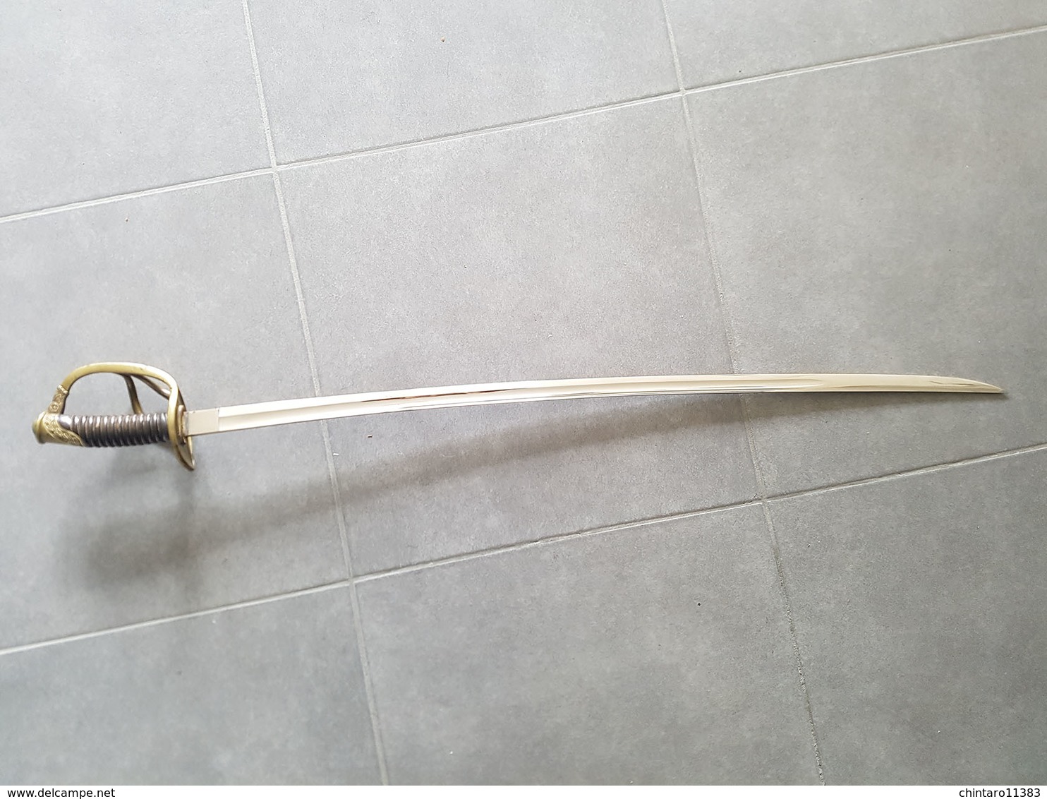 Ancien Sabre Avec Garde Joliment Décorée - Origine Belge (?) - Longueur: 101 Cm (avec Garde) - Armi Bianche