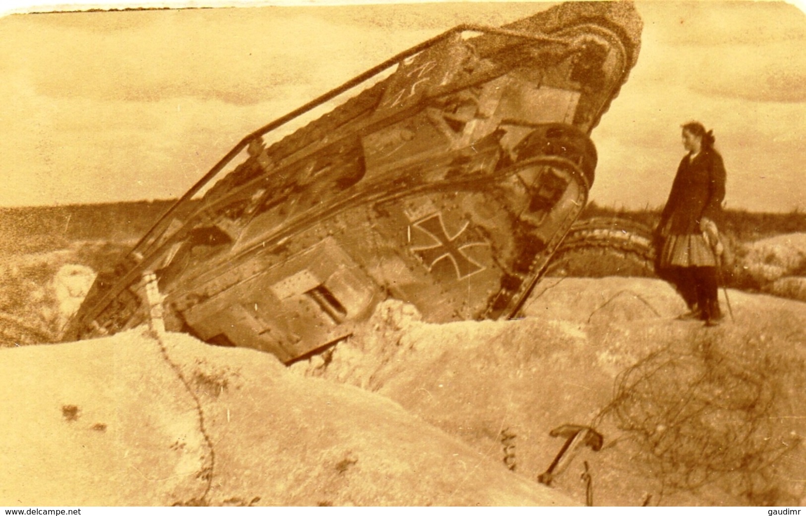 PHOTO FRANÇAISE - TANK ALLEMAND ÉCHOUÉ AU FORT DE LA POMPELLE PRES DE REIMS MARNE 1919 - GUERRE 1914 1918 - 1914-18