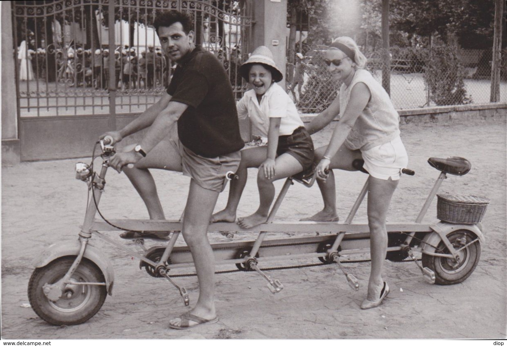 Photo Anonyme Vintage Snapshot V&eacute;lo Tandem P&eacute;dalo Famille Loisir - Autres & Non Classés