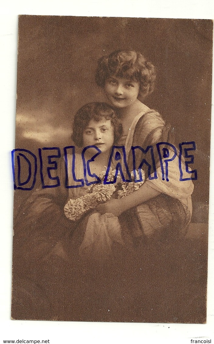 Photographie. Deux Petites Filles Et Fleurs - Portraits