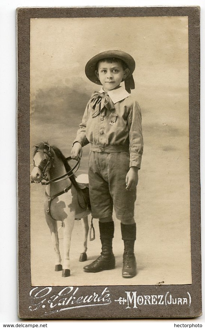 CDV ENFANT KID Boy Garçon Cheval Jouet Toy Horse Beauty Cute Mignon Chapeau Fashion Mode LAHEURTE MOREZ JURA - Anciennes (Av. 1900)