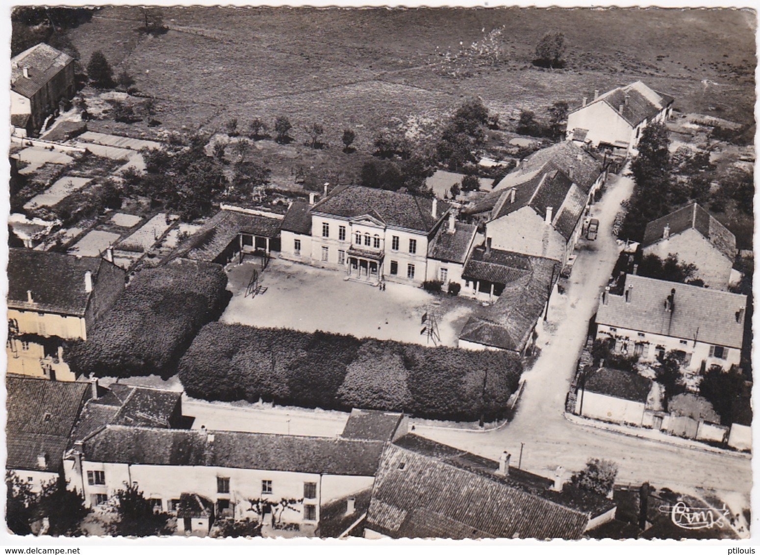 JUZENNECOURT - Vue Aérienne - Au Centre, L'Ecole Et La Mairie ( Au Verso : Pub : Loterie Nationale - PTT ) - Juzennecourt