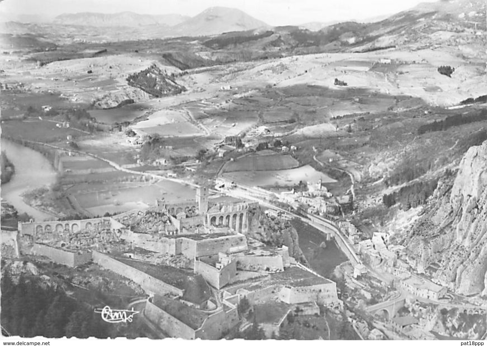 04 - SISTERON : Vue Aérienne - CPSM Dentelée Noir Blanc Grand Format 1958 - Alpes De Haute Provence - Sisteron