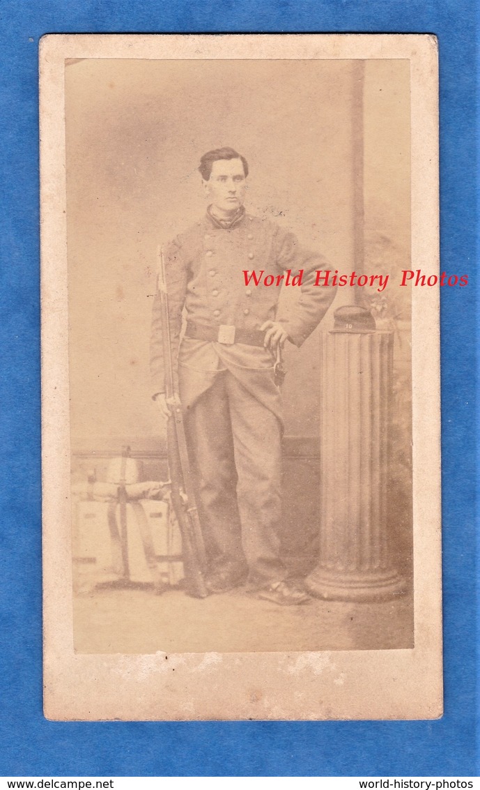 Photo Ancienne CDV Vers 1865 1870 - PARIS - Portrait Militaire 10e Régiment Fusil Sac - Photographe E. Crosnier - Anciennes (Av. 1900)