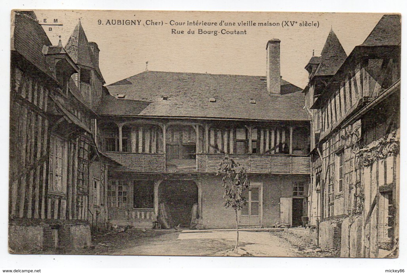 AUBIGNY --Cour Intérieure D'une Vieille Maison (colombages)  Rue Du Bourg Coutant....pas Très Courante.....à Saisir - Aubigny Sur Nere