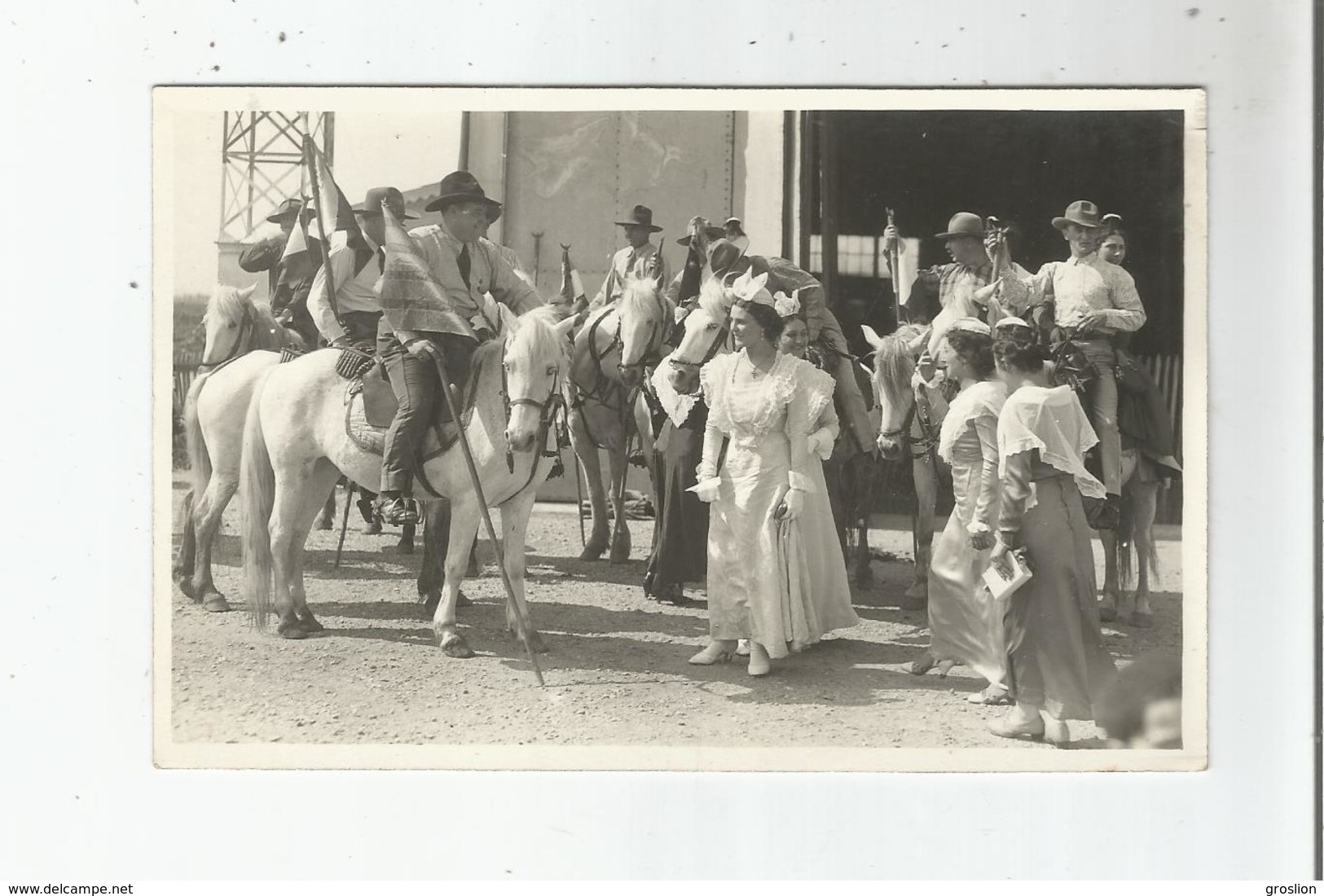 EN CAMARGUE CARTE PHOTO AVEC GARDIANS ET ARLESIENNES (PHOTO GEORGE ARLES) - Sonstige & Ohne Zuordnung