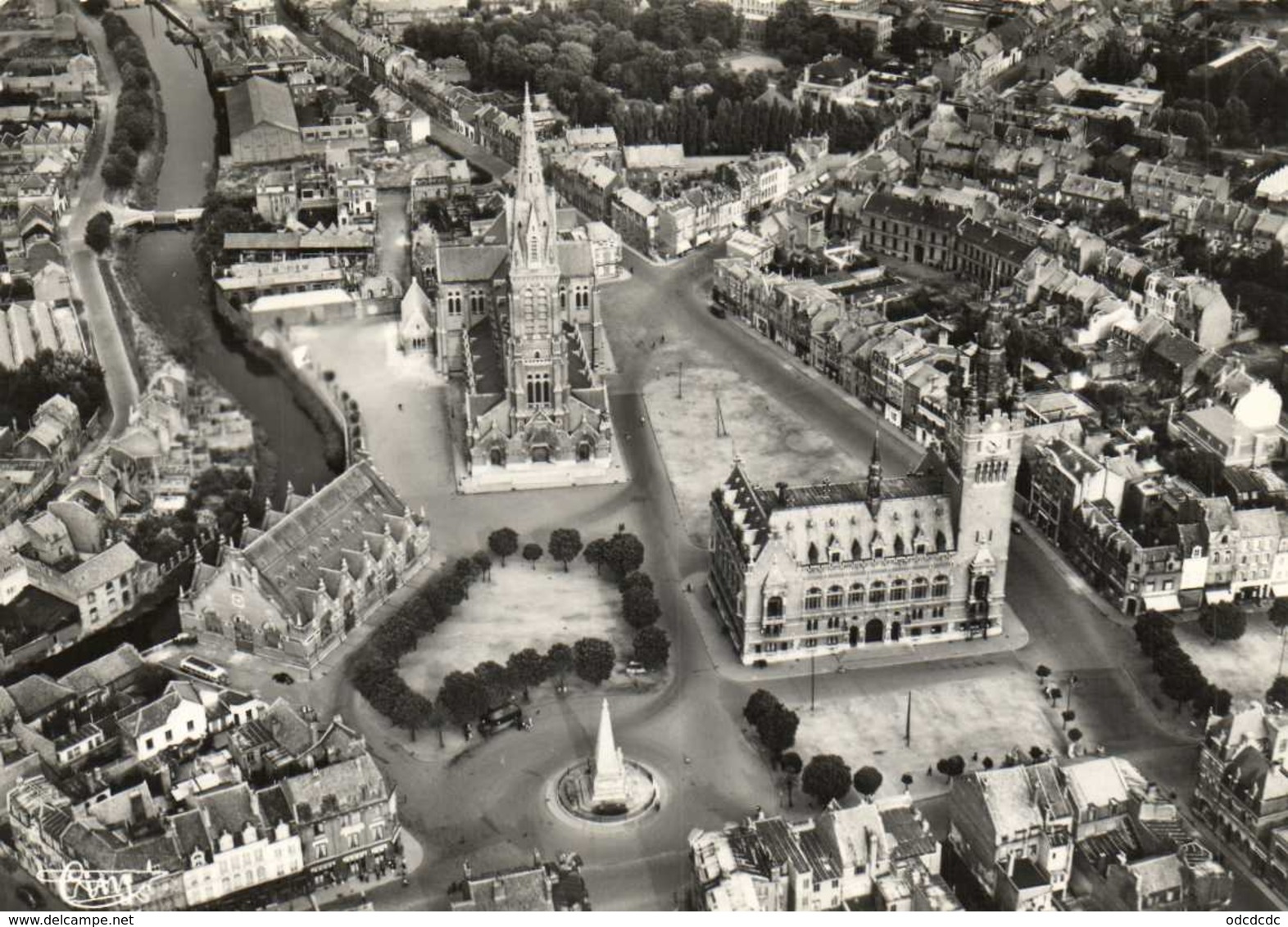 CPSM Grand Format ARMENTIERES  Vue Aérienne Les Halles ,l'Eglise St Vaast Et L'Hotel De Ville RV - Armentieres