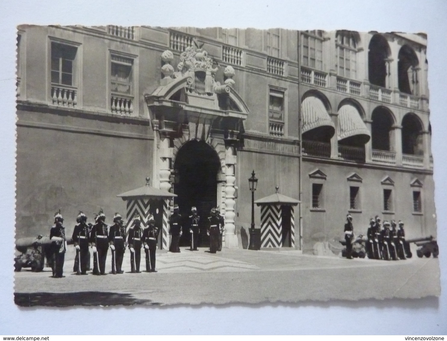 Cartolina Viaggiata " La Cote D'Azur, MONACO - L'Entree Du Palais. Les Carabiniers" 1951 - Altri & Non Classificati