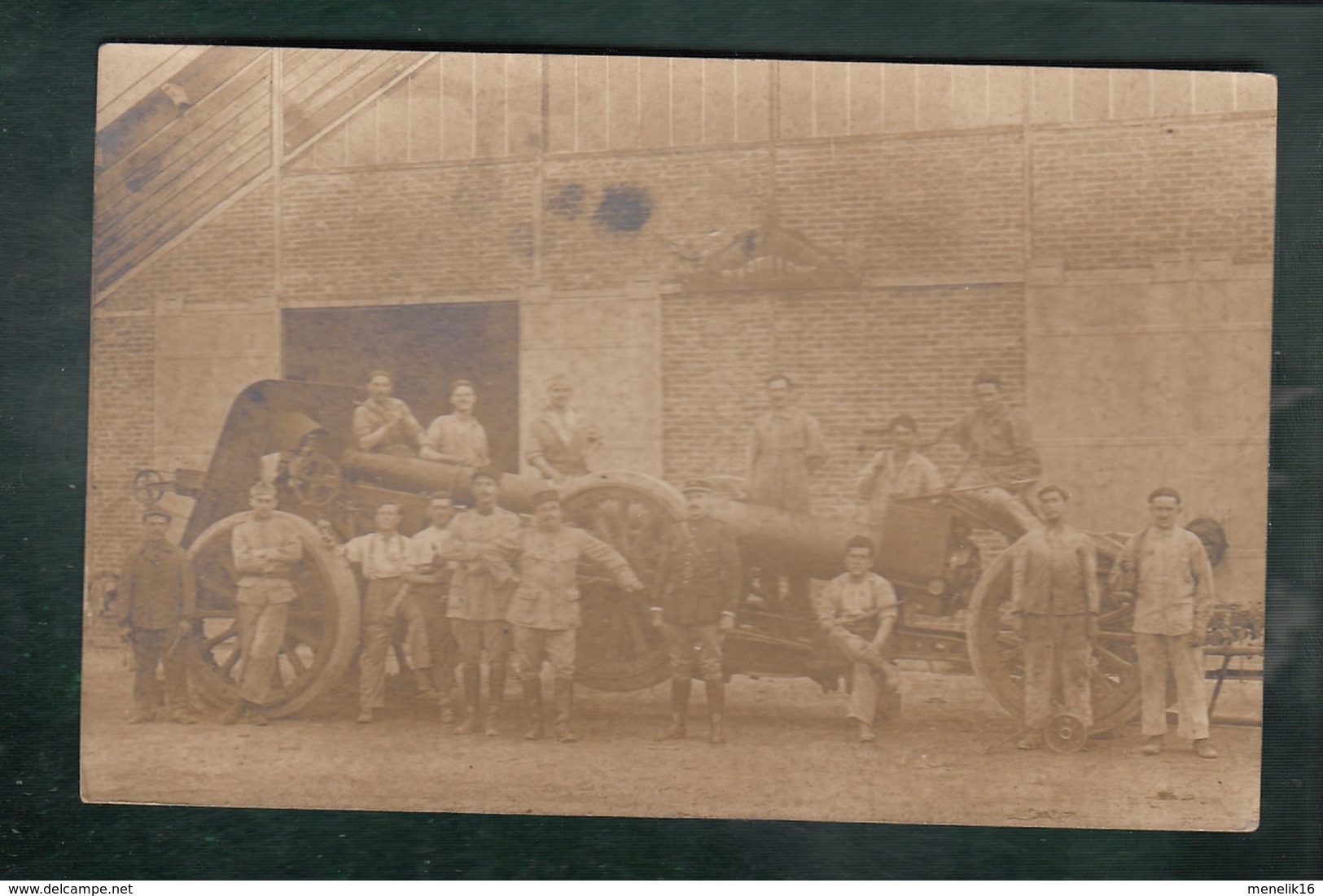 CPA - Milit.- Militaires Devant Un Canon à Identifier - Groupe De Réparation D'artillerie - Carte Photo Ni Daté Ni Situé - Equipment