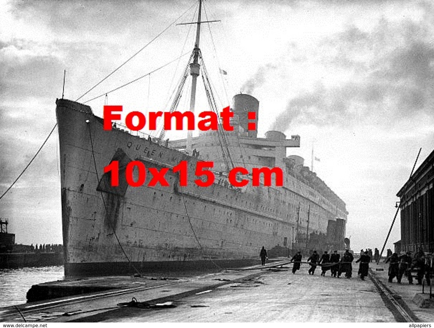 Reproduction D'une Photographie Ancienne Du Paquebot Queen Mary Dans Un Port Pour Une Remise En Couleur En 1943 - Autres & Non Classés