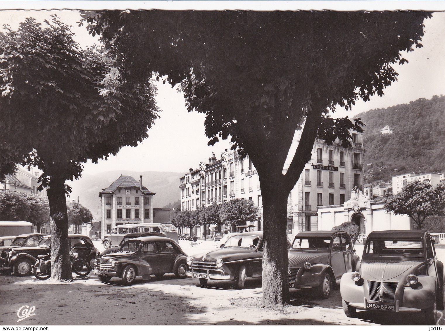 CPA FRANCE SAINT CLAUDE (Jura) Place Du Pré Voitures 2 Cv, 4 Cv, Aronde Etc - Saint Claude