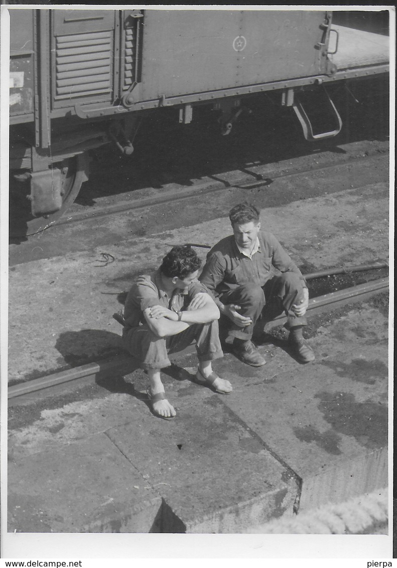 DUE CHIACCHIERE IN STAZIONE - ORIGINALE D'EPOCA FINE ANNI '40 - Persone Anonimi