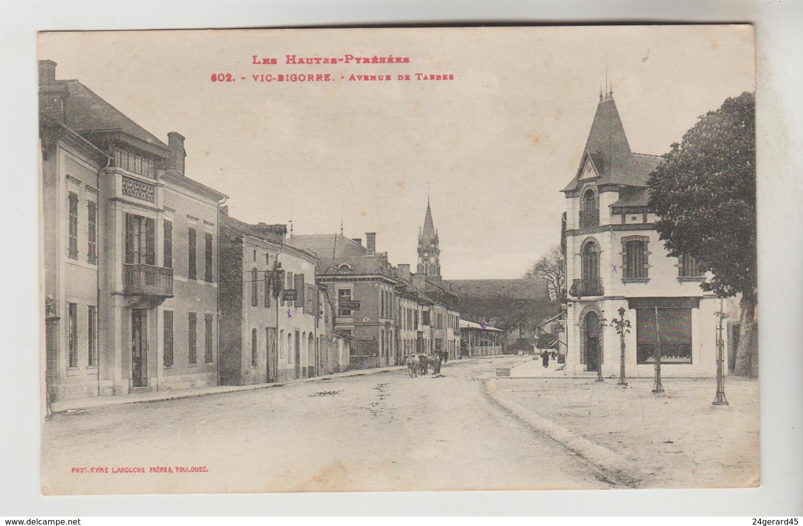 CPSM VIC SUR BIGORRE (Hautes Pyrénées) - Avenue De Tarbes - Vic Sur Bigorre