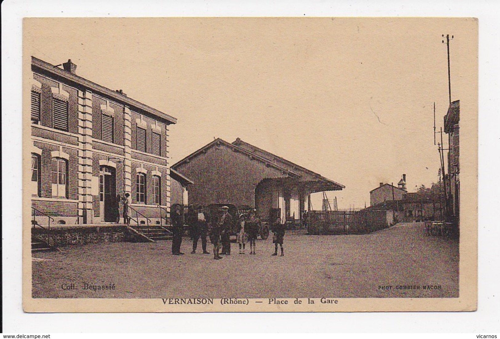 CPA 69 VERNAISON Place De La Gare - Autres & Non Classés