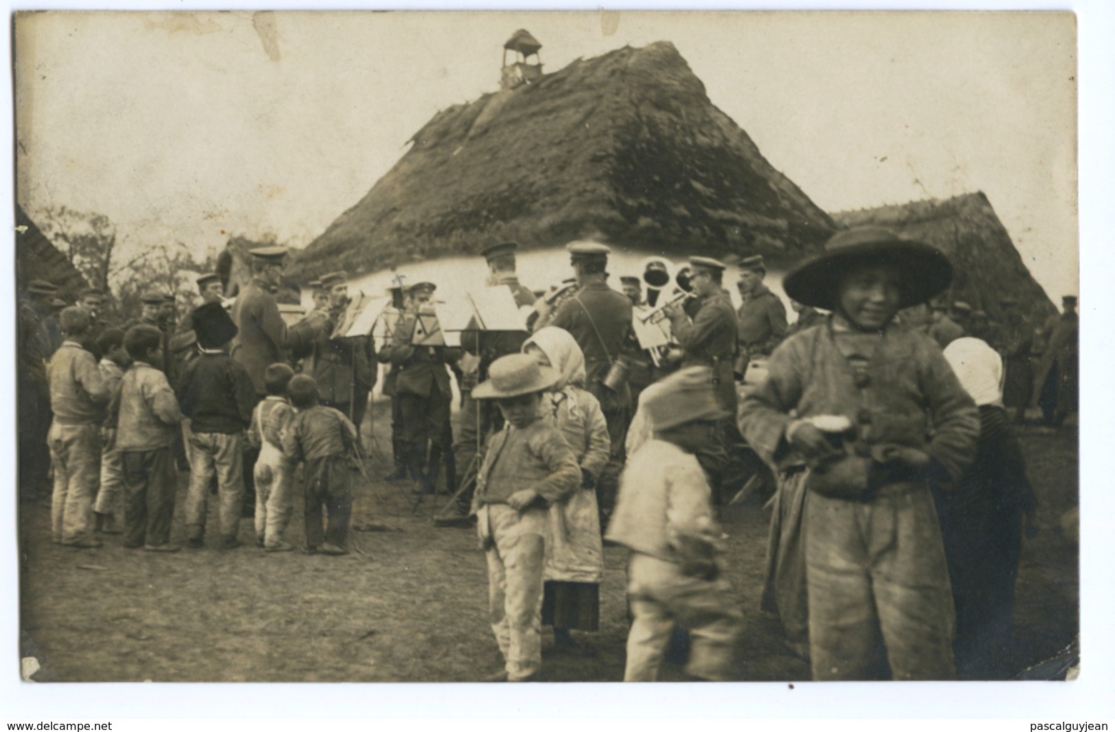 CARTE PHOTO MUSIQUE DE REGIMENT 1918 - NON SITUÉE - Regiments