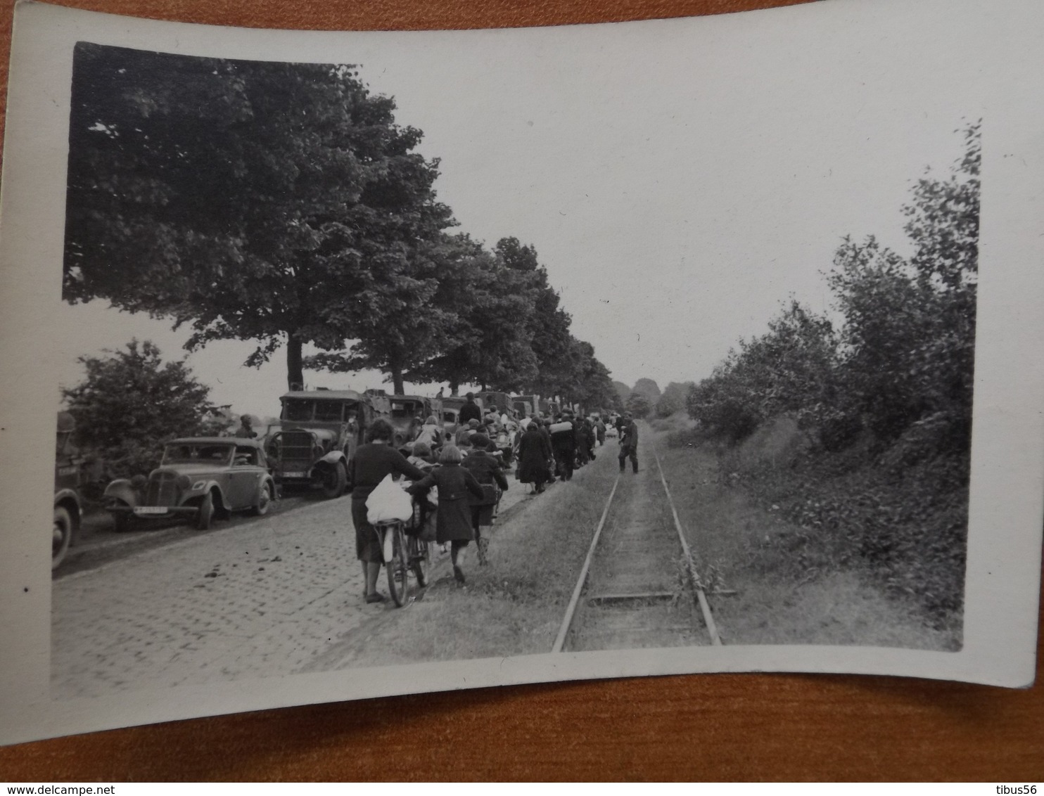 WW2 GUERRE 39 45 REFUGIES SUR LES PAVES DU NORD RENCONTRANT UNE COLONNE ALLEMANDE RETOUR A LA MAISON ROUBAIX - Autres & Non Classés