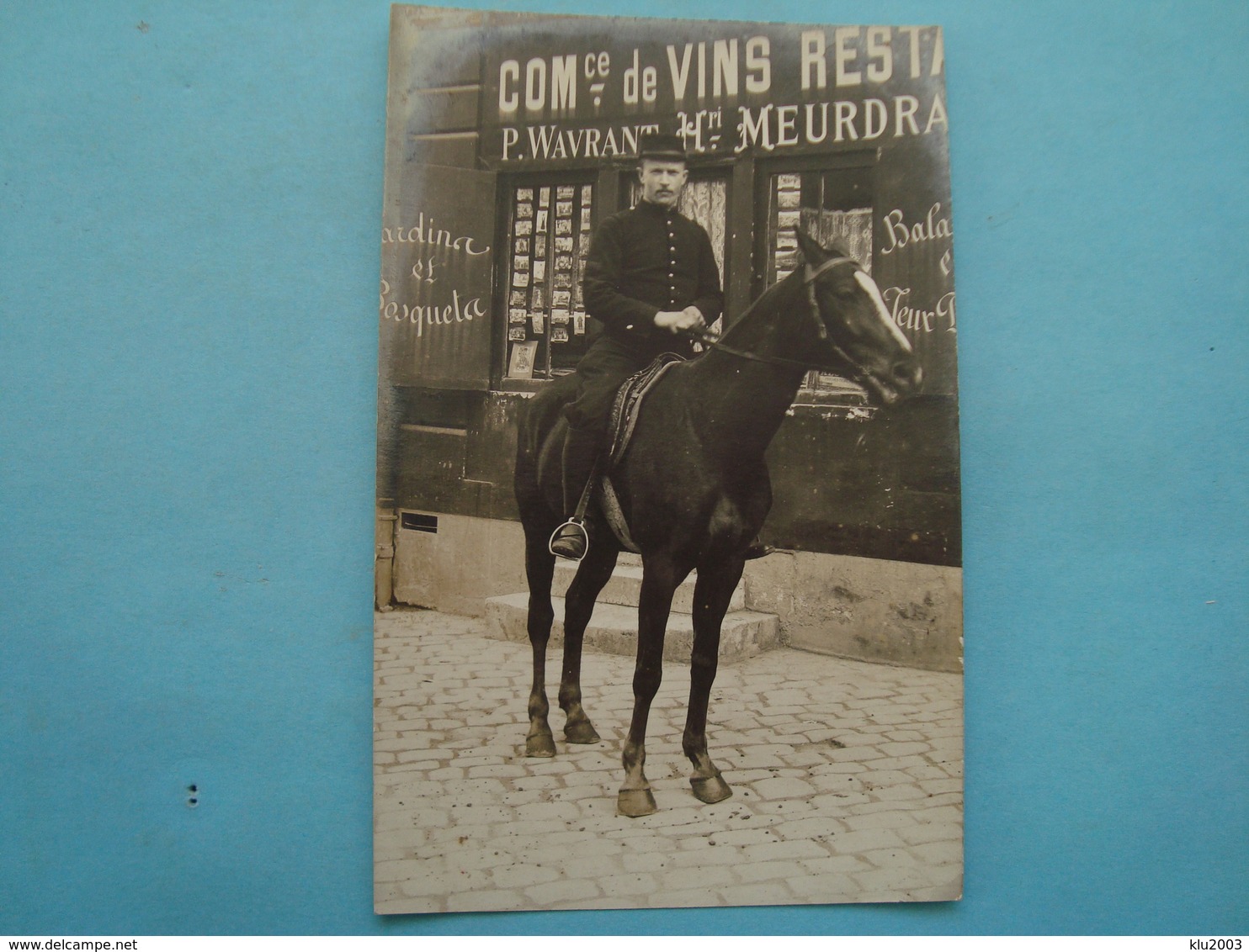 Militaire - Carte Photo - Militaire à Cheval à Identifier - Derrière Commerce De Vins Et Cartes Postales - Régiments