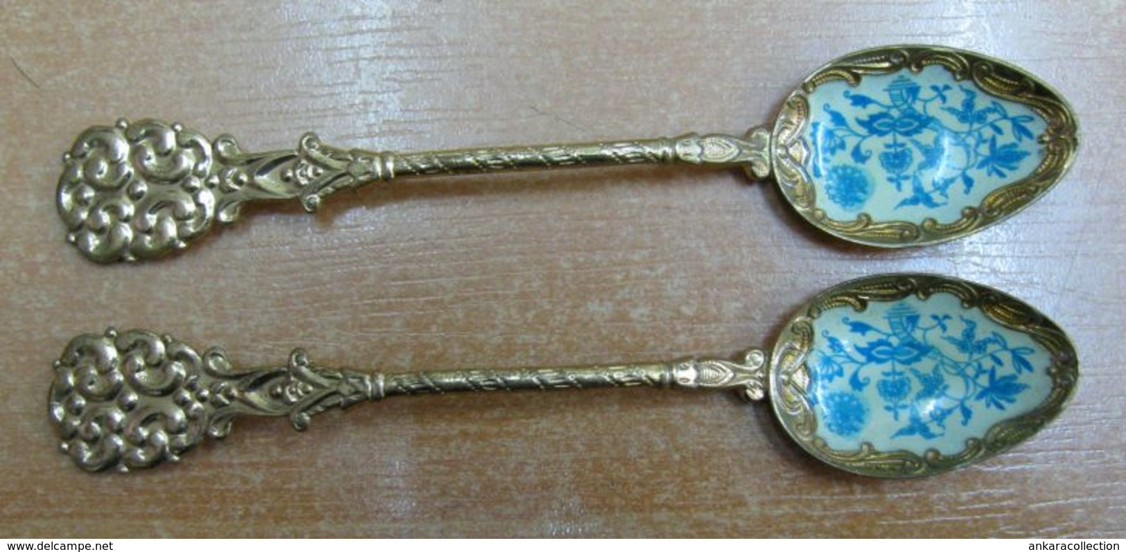 AC - VINTAGE ENAMELED TWO METAL SOUVENIR COLLECTERS SPOONS - Lepels