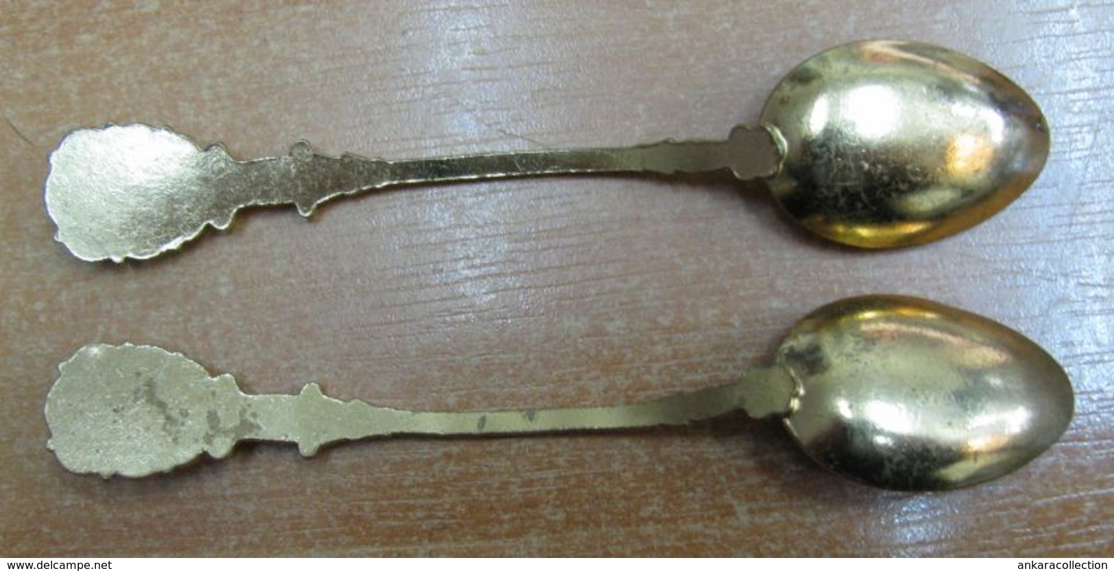 AC - VINTAGE ENAMELED TWO METAL SOUVENIR COLLECTERS SPOONS - Cucchiai