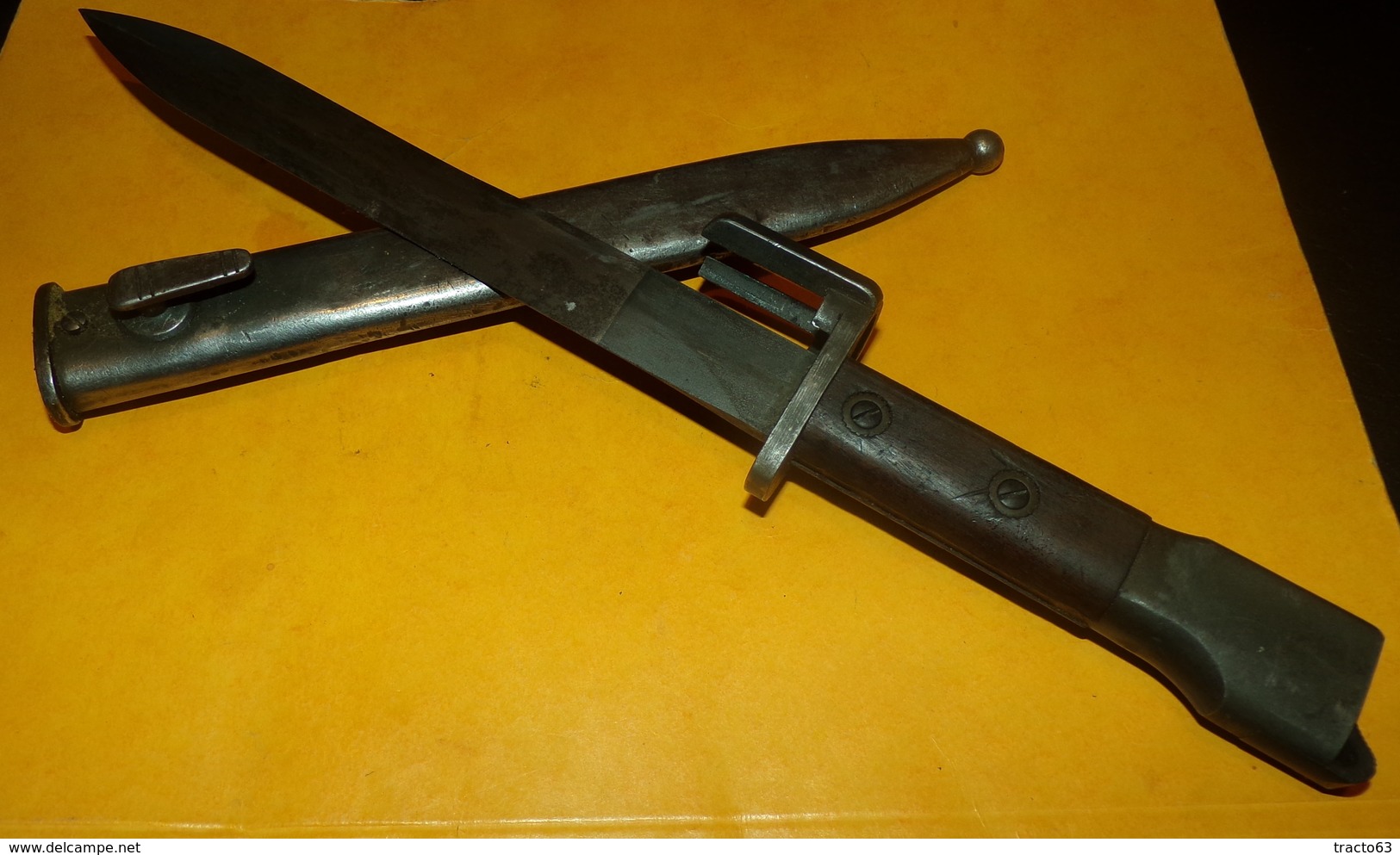 BAIONNETTE FABRICATION BELGE POUR FUSIL D'ASSAUT F.A.L (fusil Automatique Léger)...FABRIQUE DES 1953, ETUI EN METAL - Armes Blanches