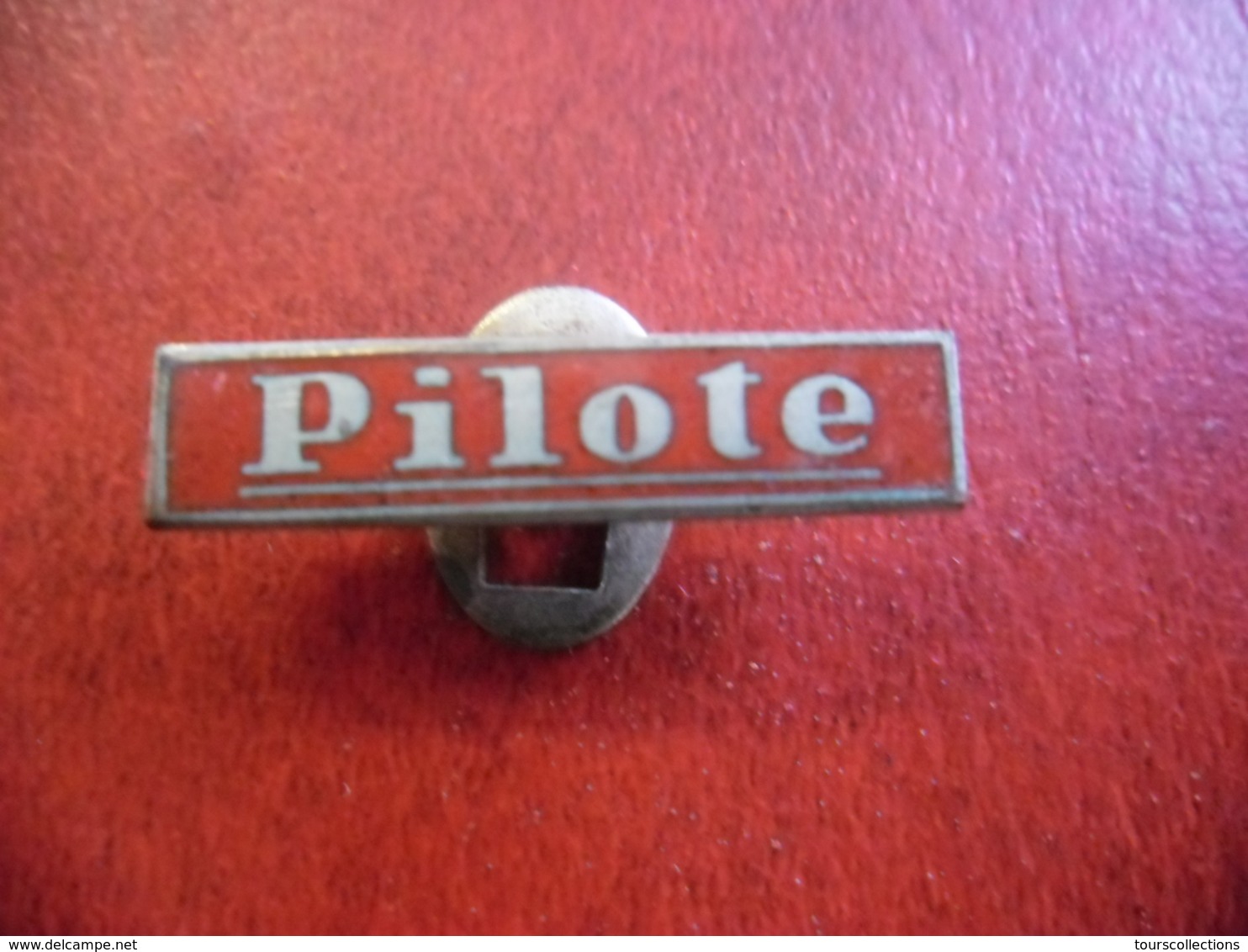 BD PILOTE Rare Pin's Métal Et émail Complet, Insigne Ancien 1950's 1960's  @ 27 Mm X 6 Mm - BD