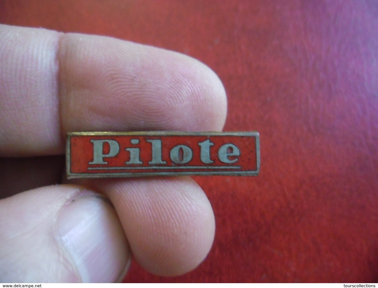 BD PILOTE Epinglette Rare Pin's Métal Et émail Complet, Insigne Ancien 1950's 1960's  @ 27 Mm X 6 Mm - BD