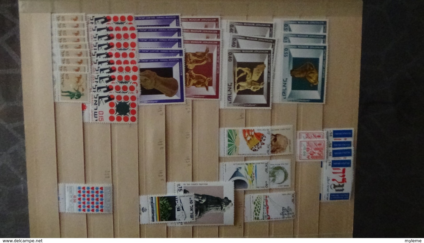 Gros album de stock d'ISRAËL tous les timbres sont avec tabs et ** !!!. A saisir !!!